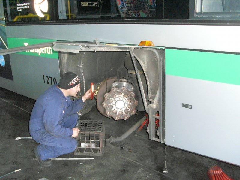 Inspection of worn king pin