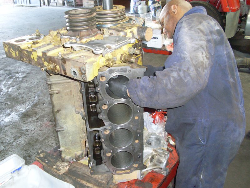 Assembling pistons to block