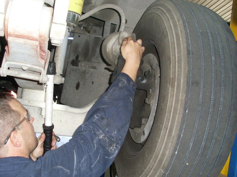 Checking slack adjuster assembly for wear