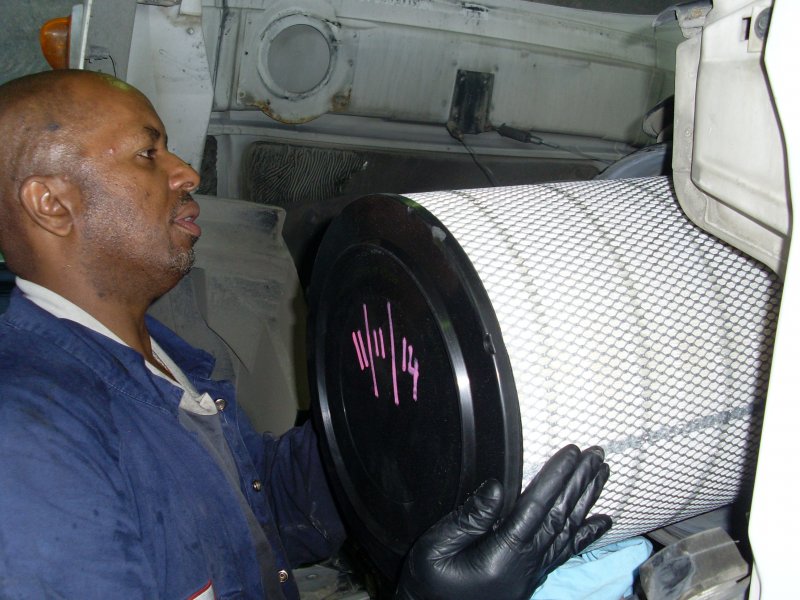 Replacing air filter element